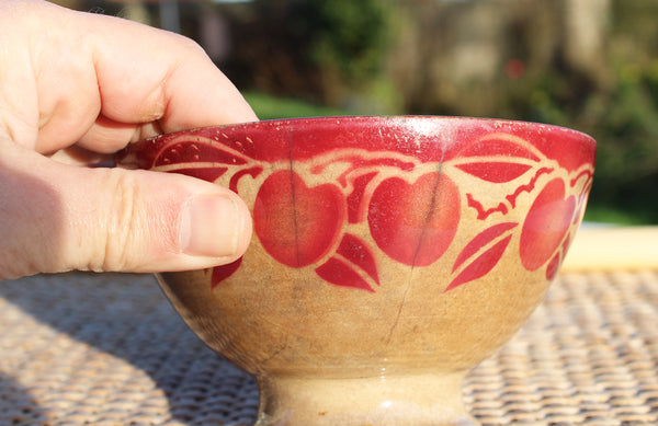 Ancien bol patiné en faïence Hamage Nord / Moulin des Loups motif cerises