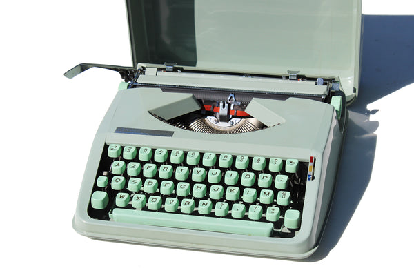Machine à écrire portative vintage Hermes modèle Baby vert tilleul