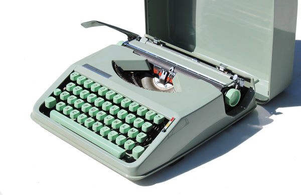 Machine à écrire portative vintage Hermes modèle Baby vert tilleul