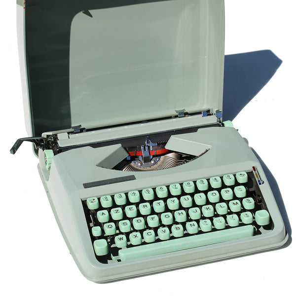 Machine à écrire portative vintage Hermes modèle Baby vert tilleul