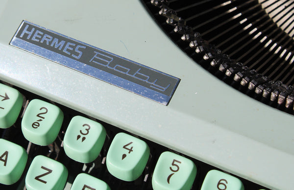 Machine à écrire portative vintage Hermes modèle Baby vert tilleul