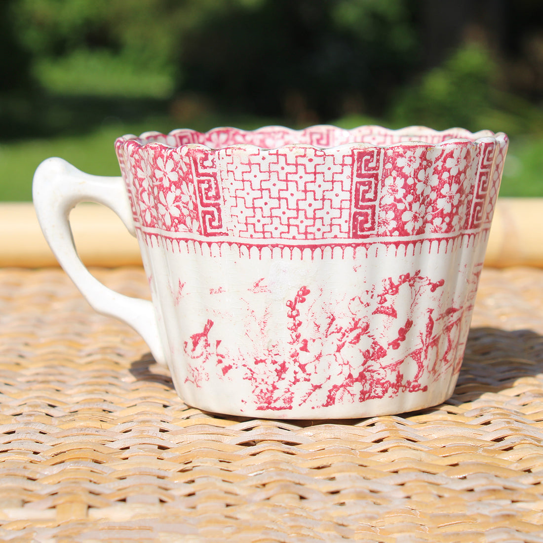 Ancienne tasse à café en faïence de Lunéville modèle dentelle