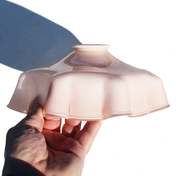 Ancien abat-jour de suspension à collerette en verre / opaline coloris rose