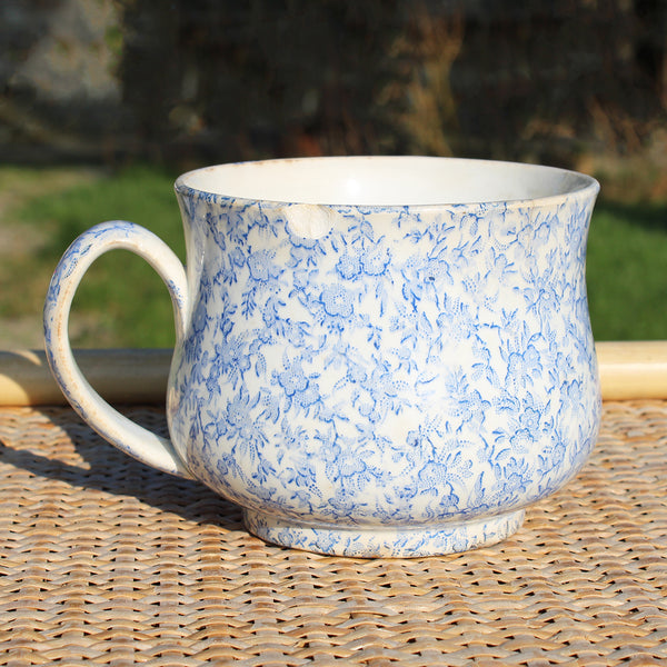 Grande tasse à chocolat ancienne en faïence de Creil et Montereau décor camaïeu bleu de semis de fleurettes