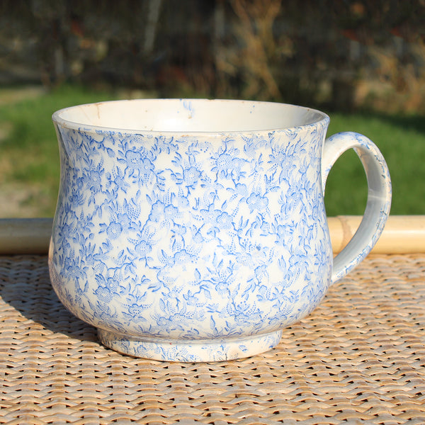 Grande tasse à chocolat ancienne en faïence de Creil et Montereau décor camaïeu bleu de semis de fleurettes