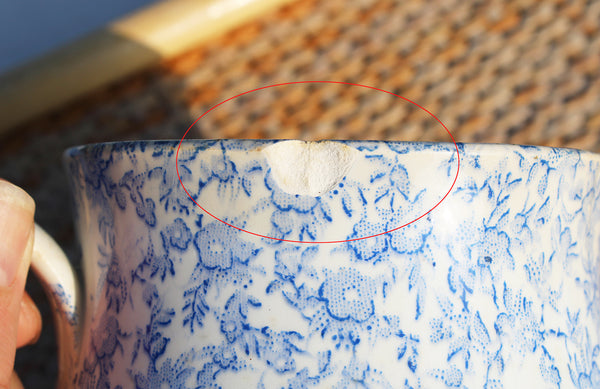 Grande tasse à chocolat ancienne en faïence de Creil et Montereau décor camaïeu bleu de semis de fleurettes