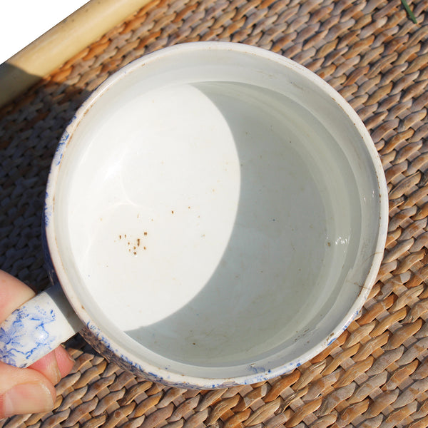 Grande tasse à chocolat ancienne en faïence de Creil et Montereau décor camaïeu bleu de semis de fleurettes