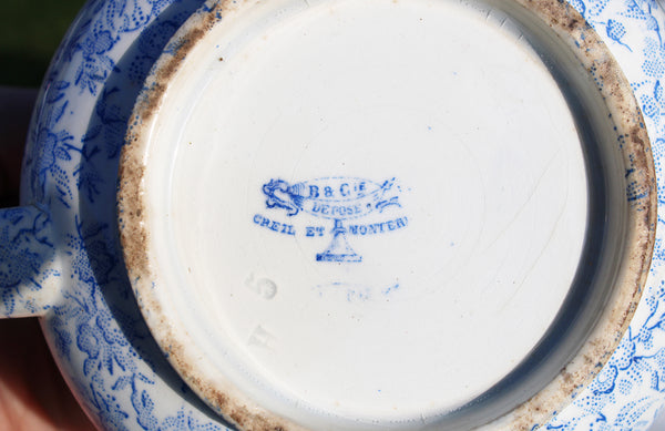 Grande tasse à chocolat ancienne en faïence de Creil et Montereau décor camaïeu bleu de semis de fleurettes