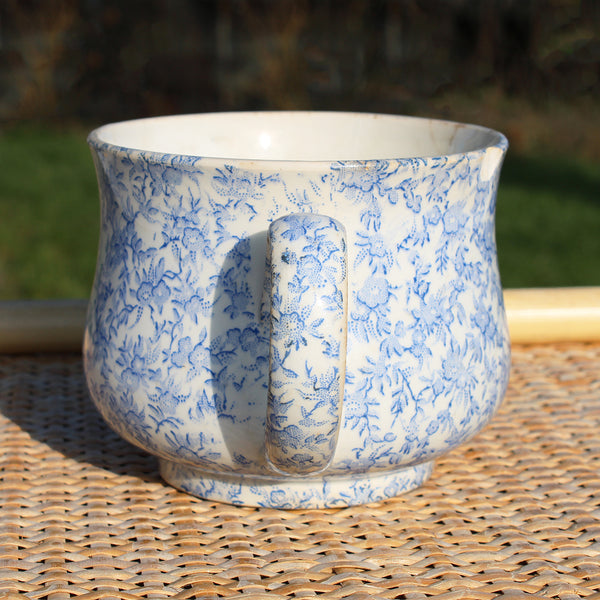 Grande tasse à chocolat ancienne en faïence de Creil et Montereau décor camaïeu bleu de semis de fleurettes