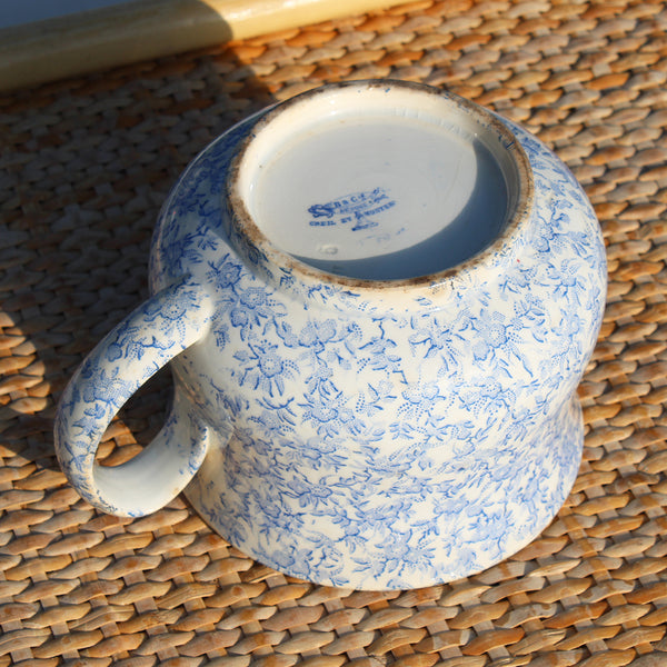 Grande tasse à chocolat ancienne en faïence de Creil et Montereau décor camaïeu bleu de semis de fleurettes