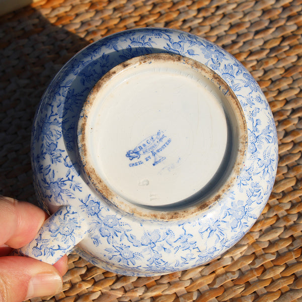 Grande tasse à chocolat ancienne en faïence de Creil et Montereau décor camaïeu bleu de semis de fleurettes