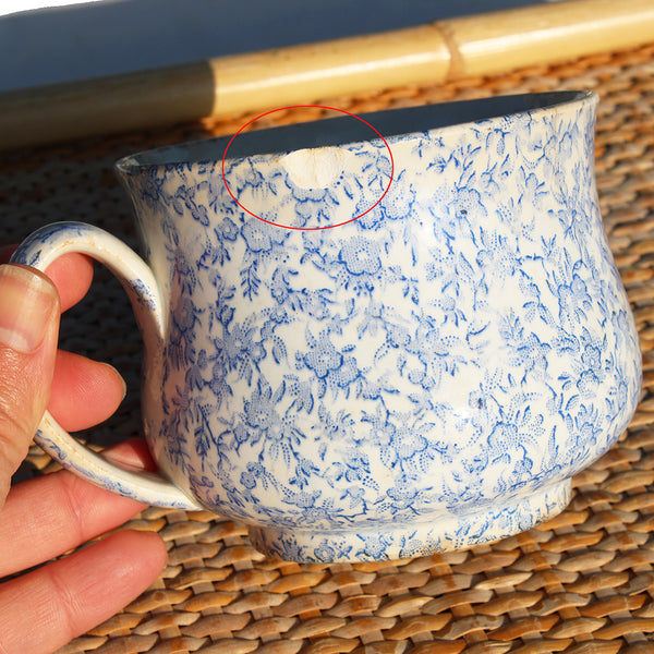 Grande tasse à chocolat ancienne en faïence de Creil et Montereau décor camaïeu bleu de semis de fleurettes