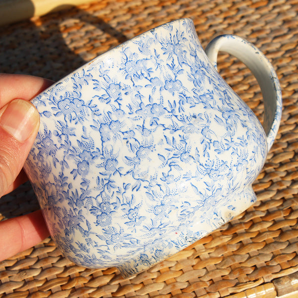 Grande tasse à chocolat ancienne en faïence de Creil et Montereau décor camaïeu bleu de semis de fleurettes