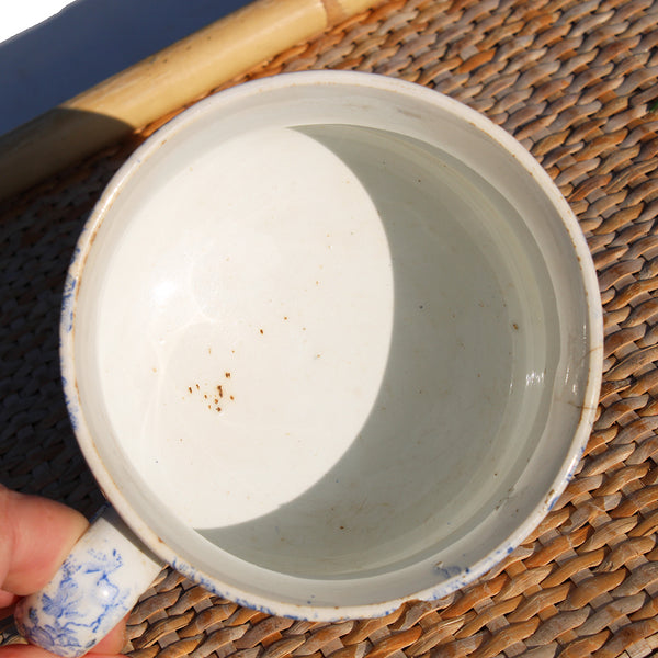 Grande tasse à chocolat ancienne en faïence de Creil et Montereau décor camaïeu bleu de semis de fleurettes