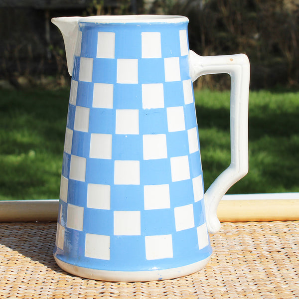 Ancien pichet / broc 20.5 cm en faïence de Sarreguemines / Digoin modèle à damier bleu & blanc no Lustucru