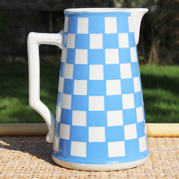 Ancien pichet / broc 20.5 cm en faïence de Sarreguemines / Digoin modèle à damier bleu & blanc no Lustucru