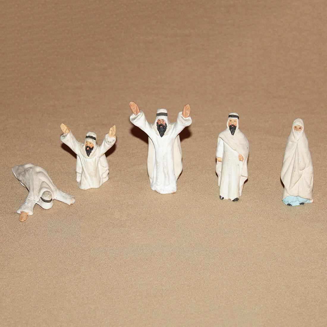 Ensemble de 5 anciennes figurines / Personnages arabes en plâtre peint / Algérie