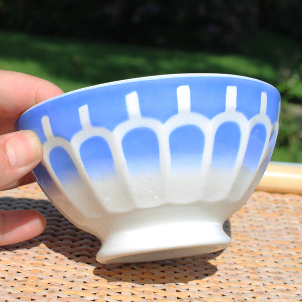 Ancien bol à facettes 14.2 cm en faïence bleu et blanc