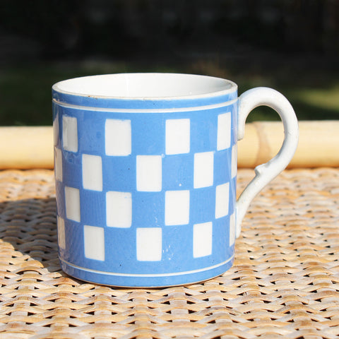 Ancienne tasse à café en faïence de Sarreguemines / Digoin modèle à damier bleu & blanc