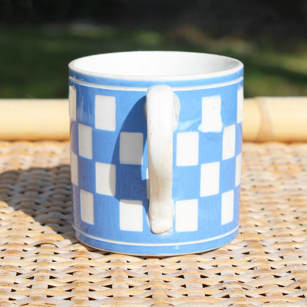 Ancienne tasse à café en faïence de Sarreguemines / Digoin modèle à damier bleu & blanc