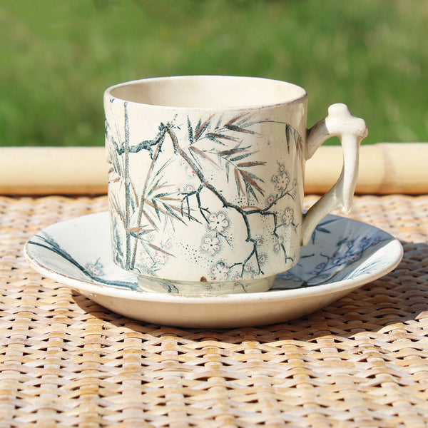 Ancienne tasse à café + soucoupe en faïence de Creil et Montereau / fleurs de pommier / bambou