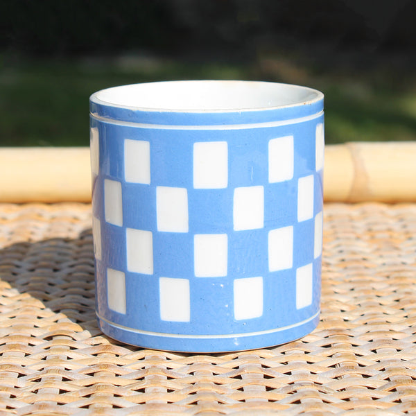 Ancienne tasse à café en faïence de Sarreguemines / Digoin modèle à damier bleu & blanc