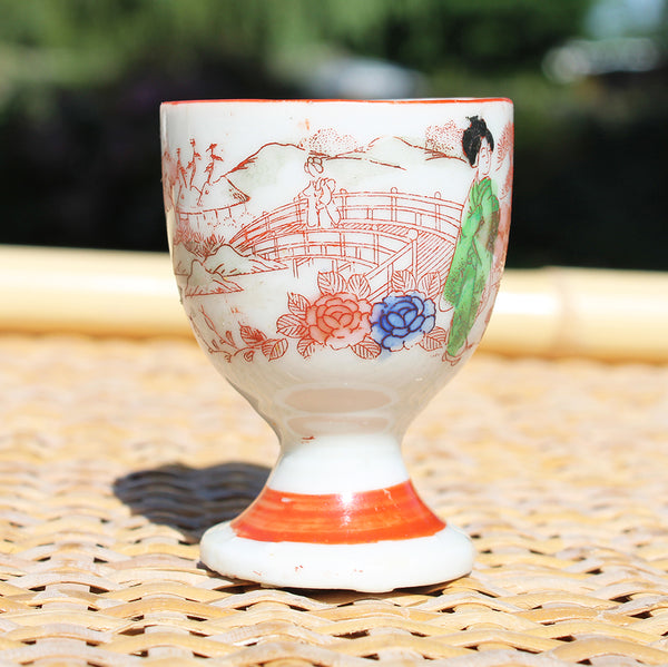 Ancien coquetier en porcelaine de Chine modèle japonais