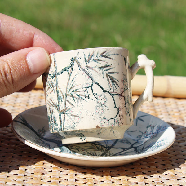 Ancienne tasse à café + soucoupe en faïence de Creil et Montereau / fleurs de pommier / bambou