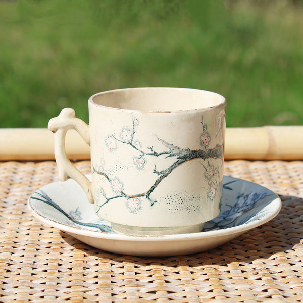 Ancienne tasse à café + soucoupe en faïence de Creil et Montereau / fleurs de pommier / bambou