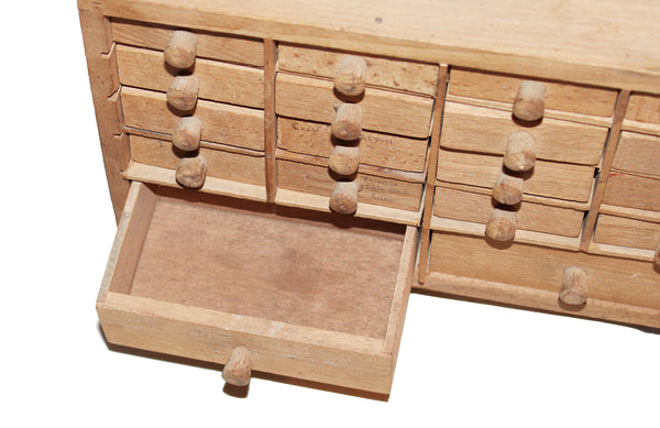 Petit meuble de métier / layette d'horloger vintage en bois / modèle à 18 tiroirs