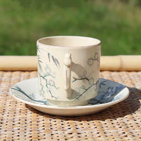 Ancienne tasse à café + soucoupe en faïence de Creil et Montereau / fleurs de pommier / bambou