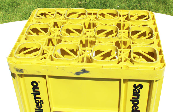 Caisse casier à bouteilles vintage Sanpellegrino en plastique jaune