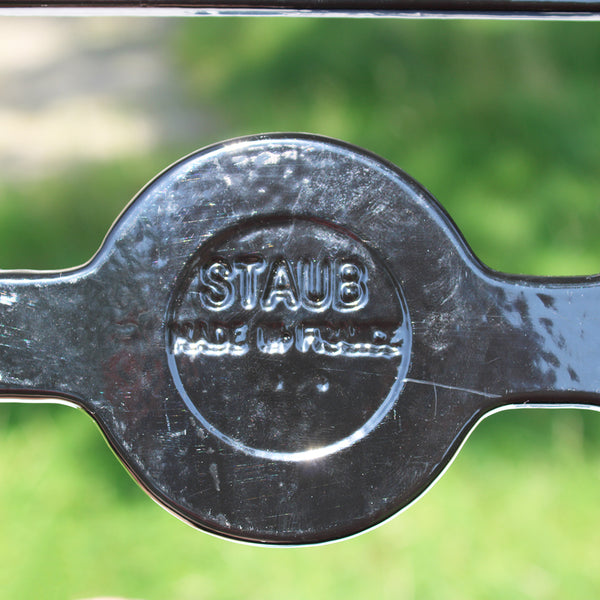 Chauffe plat vintage Staub en fonte émaillée noire à bougies / poignées rouges