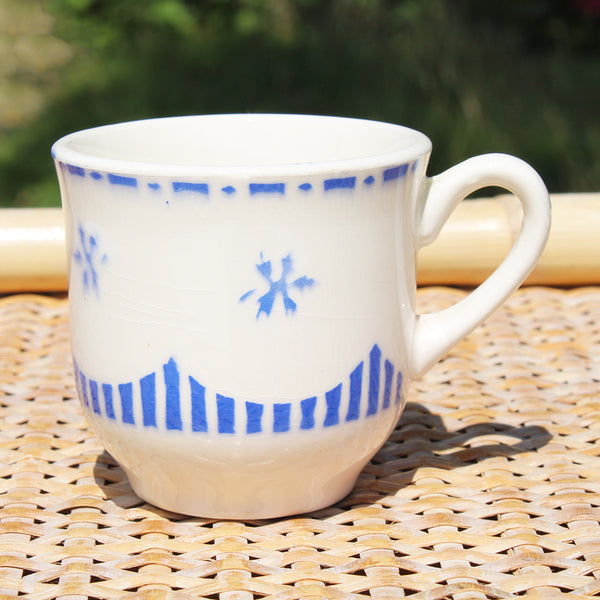Ancienne tasse à café en faïence de Sarreguemines numérotée 3210