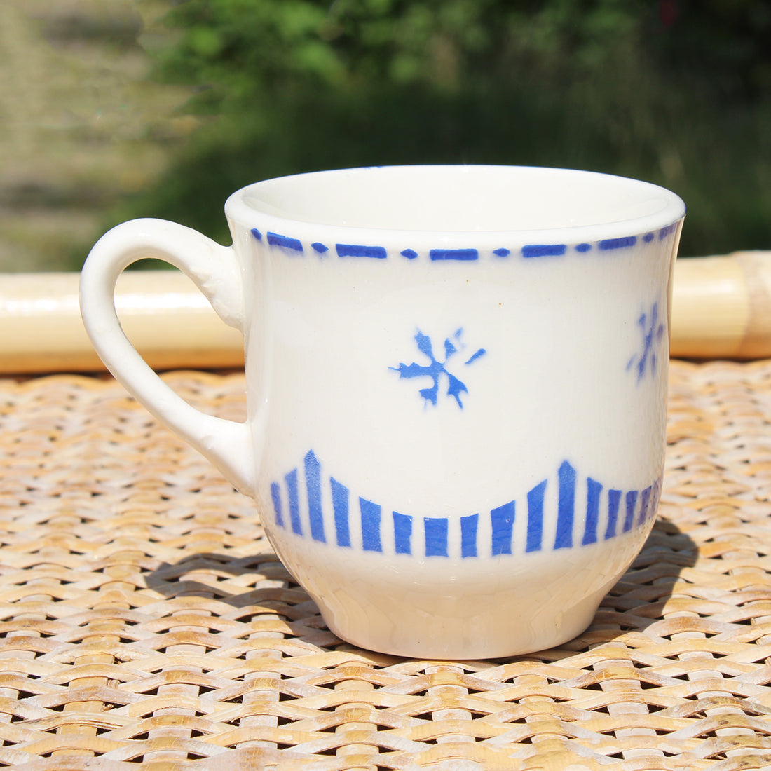 Ancienne tasse à café en faïence de Sarreguemines numérotée 3210