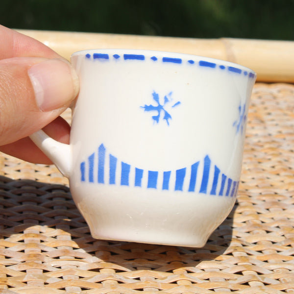 Ancienne tasse à café en faïence de Sarreguemines numérotée 3210