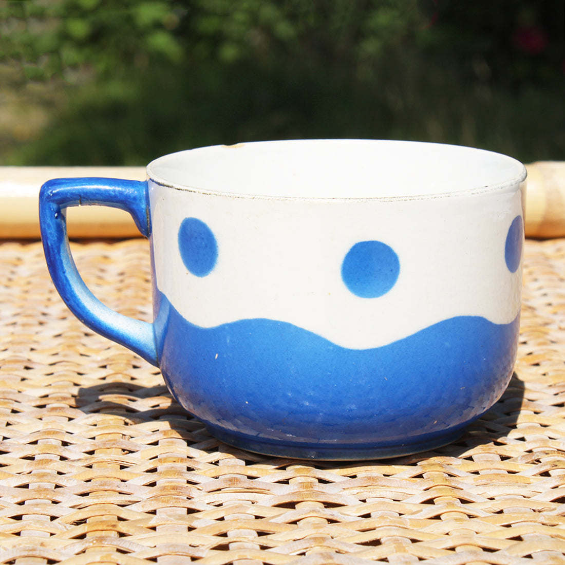 Ancienne tasse à café en faïence de Digoin Sarreguemines modèle bleu à pois