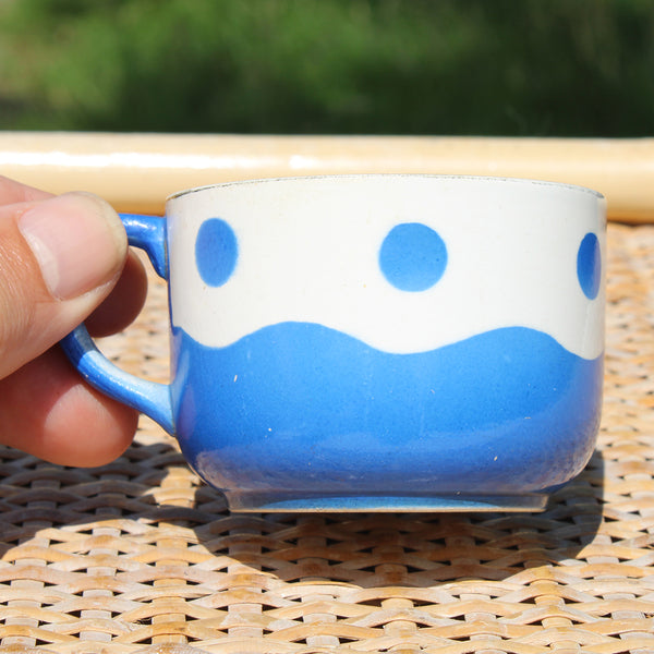 Ancienne tasse à café en faïence de Digoin Sarreguemines modèle bleu à pois