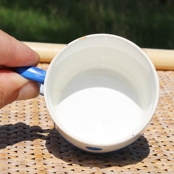 Ancienne tasse à café en faïence de Digoin Sarreguemines modèle bleu à pois