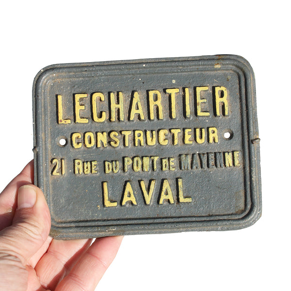 Ancienne plaque de maison en fonte / Constructeur Lechartier à Laval