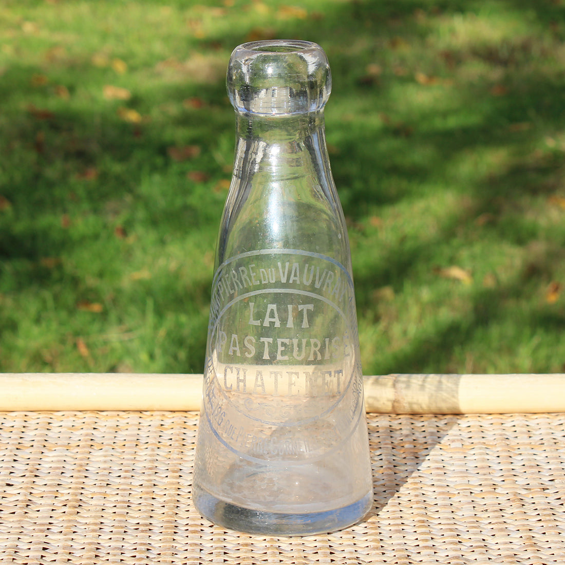 Ancienne bouteille de lait en verre / Laiterie Chatenet à Saint Pierre du Vauvray ( Eure )