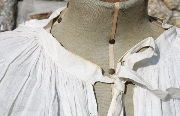 Ancien surplis de prêtre / vêtement liturgique de messe / religion