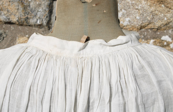 Ancien surplis de prêtre / vêtement liturgique de messe / religion