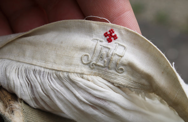 Ancien surplis de prêtre / vêtement liturgique de messe / religion