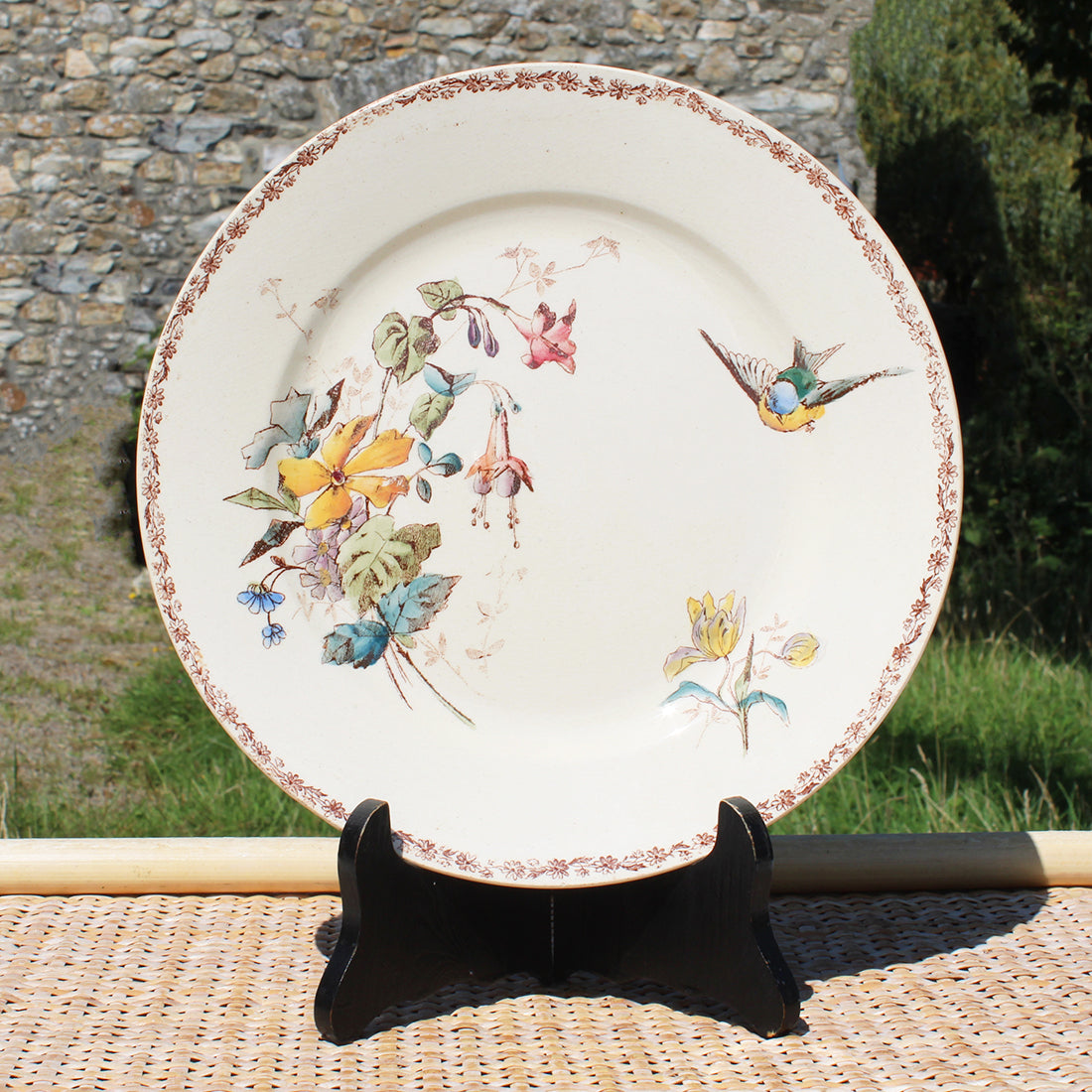 Ancienne assiette 24.6 cm en faïence polychrome Choisy le Roi E. Bourgeois oiseau