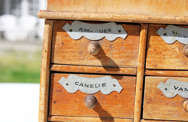 Ancien petit meuble / armoire à épices modèle à 7 tiroirs