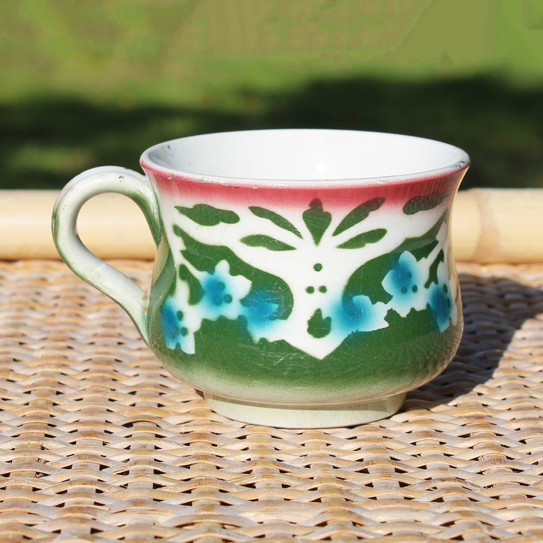 Ancienne tasse à café en opaque de Pexonne / modèle art déco