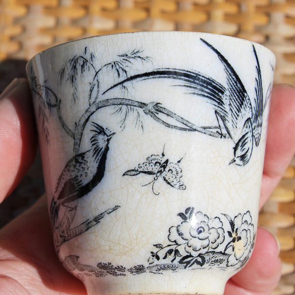 Ancienne tasse à café en porcelaine opaque modèle oiseaux hirondelle