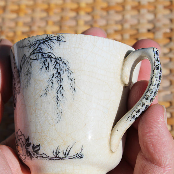 Ancienne tasse à café en porcelaine opaque modèle oiseaux hirondelle