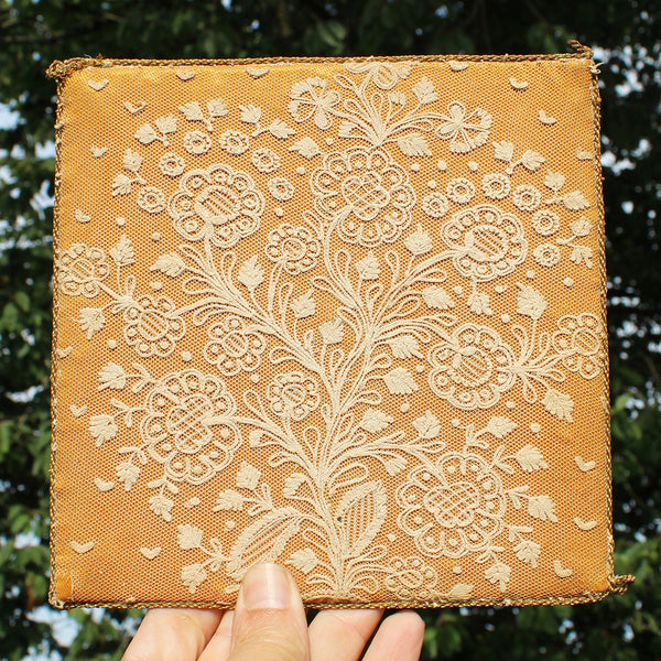 Ancienne pale de calice liturgique / broderie sur tulle / religion